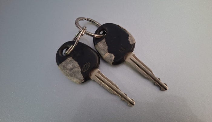 2017 Hyundai Xcent E+, Petrol, Manual, 1,01,762 km, Key Close Up