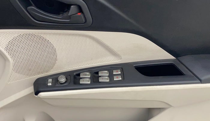 2021 Mahindra XUV300 W6 1.2 PETROL AMT, Petrol, Automatic, 47,970 km, Driver Side Door Panels Control