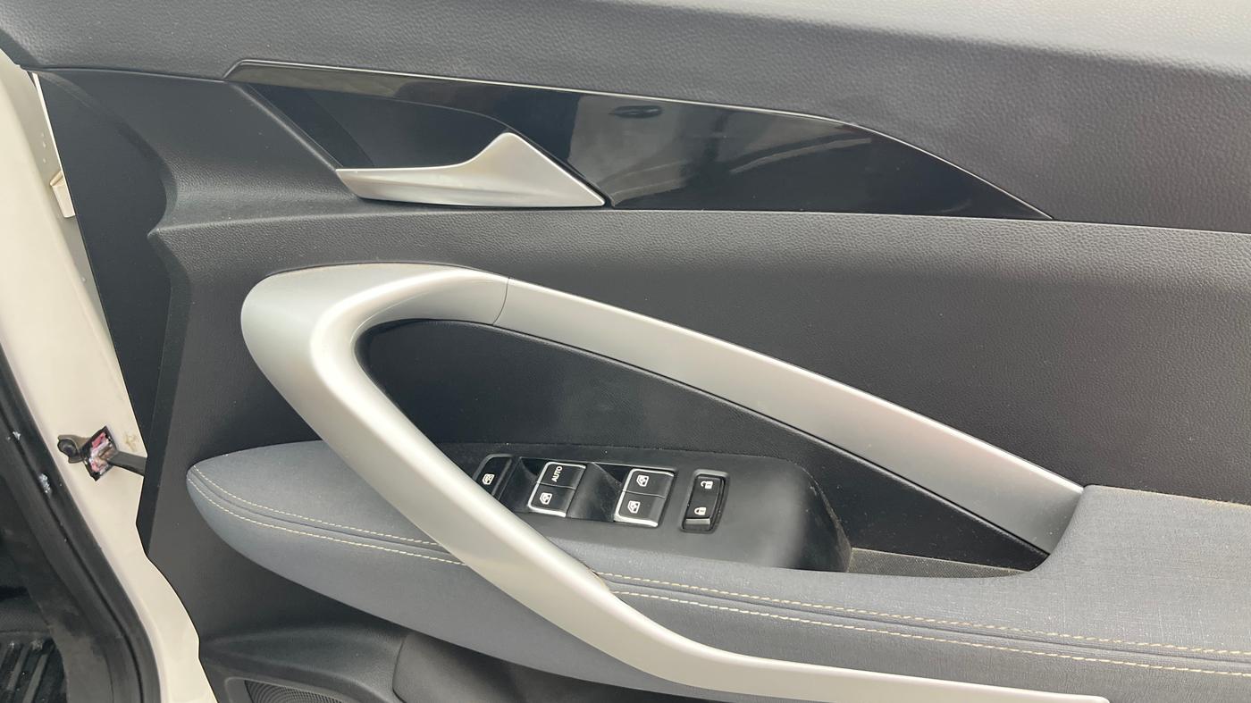 2021 MG HECTOR SHINE 1.5 PETROL TURBO MT, Petrol, Manual, 41,754 km, Driver Side Door Panels Control
