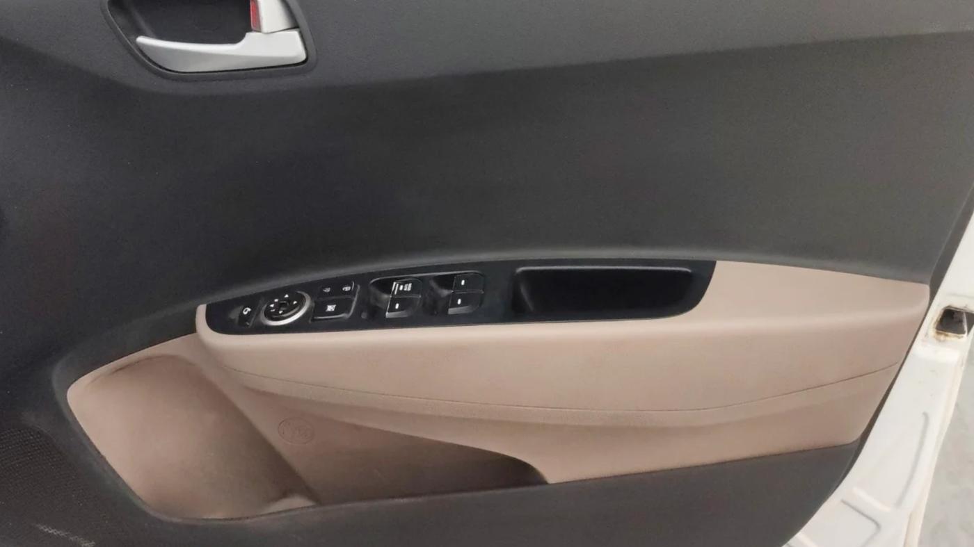 2019 Hyundai Grand i10 ASTA 1.2 KAPPA VTVT, CNG, Manual, 69,466 km, Driver Side Door Panels Control