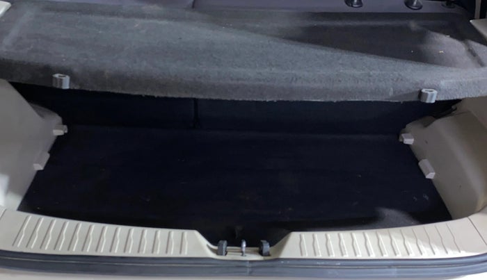 2023 Mahindra XUV300 W8 1.2 PETROL, Petrol, Manual, 22,230 km, Boot Inside