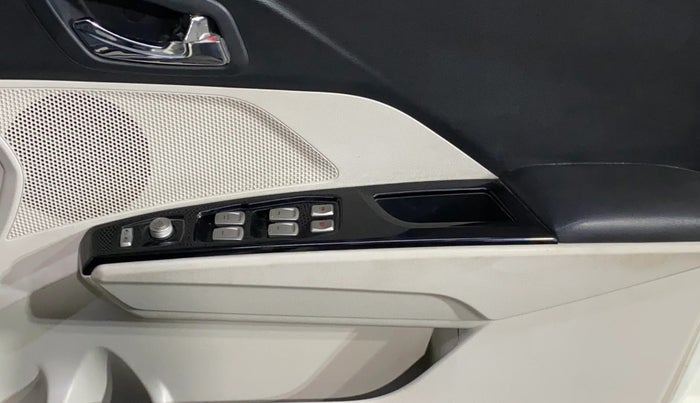 2023 Mahindra XUV300 W8 1.2 PETROL, Petrol, Manual, 22,230 km, Driver Side Door Panels Control