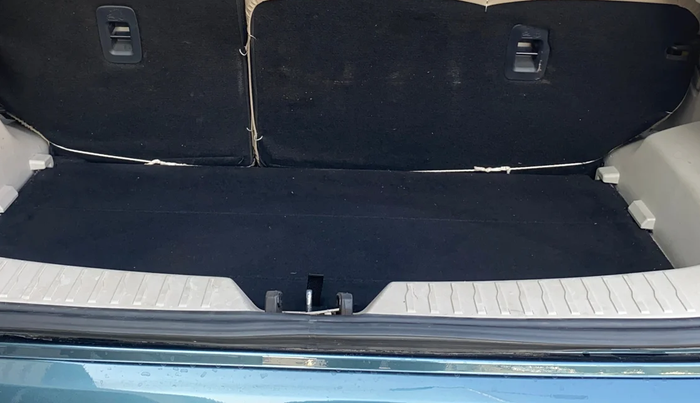 2020 Mahindra XUV300 W6 1.2 PETROL, Petrol, Manual, 95,633 km, Boot Inside