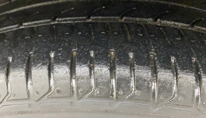 2017 Hyundai Elite i20 ASTA 1.2, Petrol, Manual, 1,03,531 km, Left Front Tyre Tread