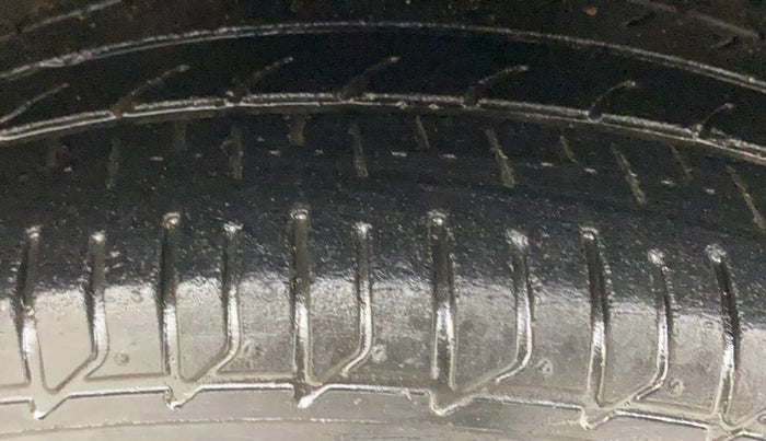 2017 Hyundai Elite i20 ASTA 1.2, Petrol, Manual, 1,03,531 km, Right Front Tyre Tread