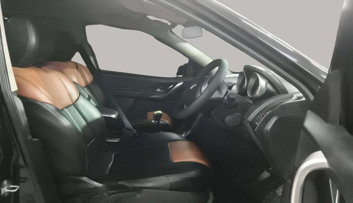 2018 Mahindra XUV500 W7, Diesel, Manual, 1,18,011 km, Right Side Front Door Cabin