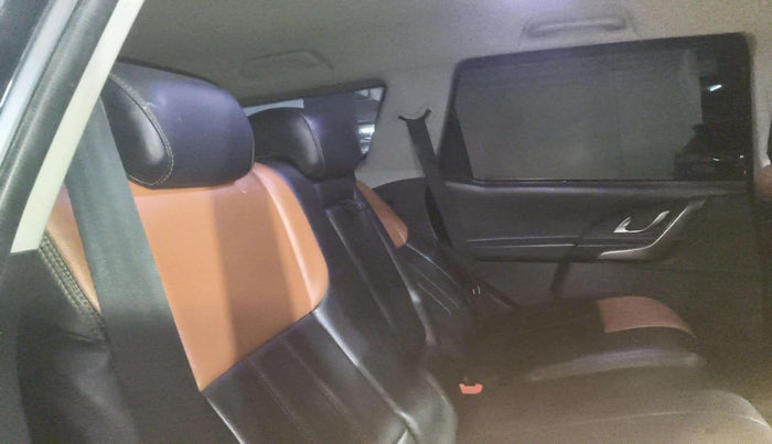 2018 Mahindra XUV500 W7, Diesel, Manual, 1,18,011 km, Right Side Rear Door Cabin