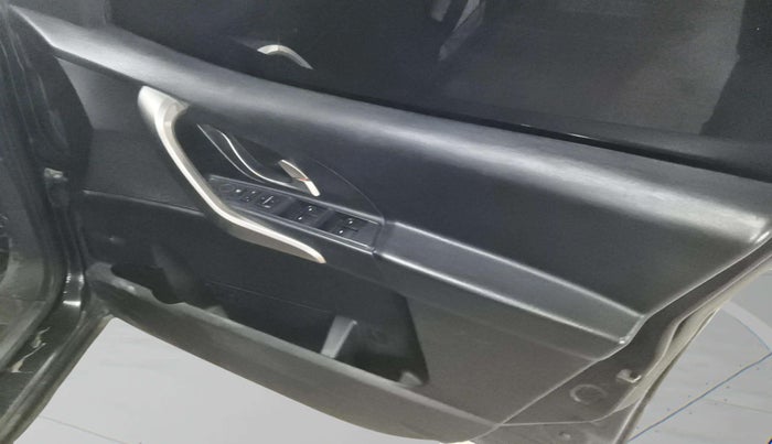 2018 Mahindra XUV500 W7, Diesel, Manual, 1,18,011 km, Driver Side Door Panels Control