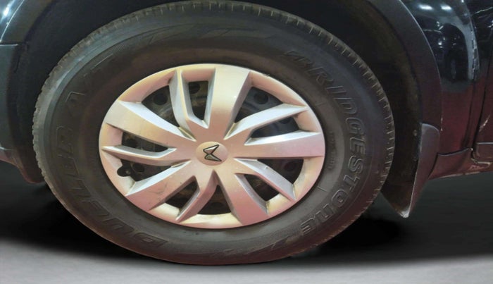 2018 Mahindra XUV500 W7, Diesel, Manual, 1,18,011 km, Left Front Wheel