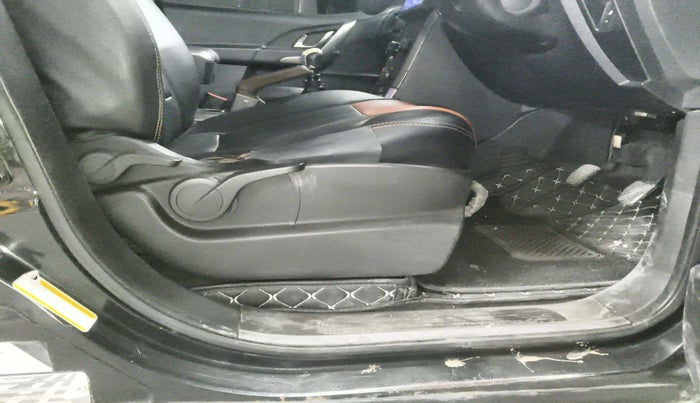 2018 Mahindra XUV500 W7, Diesel, Manual, 1,18,011 km, Driver Side Adjustment Panel