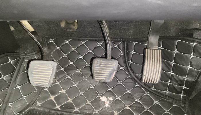 2018 Mahindra XUV500 W7, Diesel, Manual, 1,18,011 km, Pedals