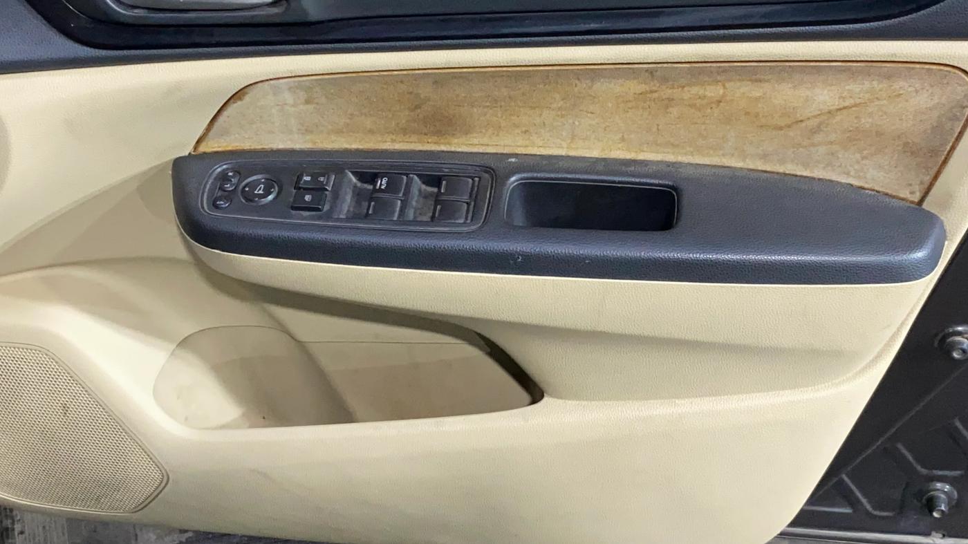 2018 Honda Amaze 1.5L I-DTEC VX, Diesel, Manual, 1,00,264 km, Driver Side Door Panels Control