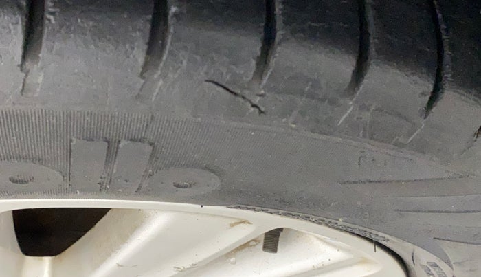 2015 Maruti Swift Dzire ZXI, Petrol, Manual, 80,434 km, Left front tyre - Minor crack