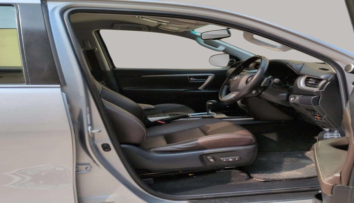 2020 Toyota Fortuner 2.8 4X2 AT, Diesel, Automatic, 48,819 km, Right Side Front Door Cabin