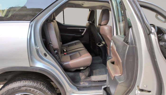 2020 Toyota Fortuner 2.8 4X2 AT, Diesel, Automatic, 48,819 km, Right Side Rear Door Cabin