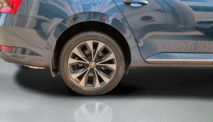 2021 Skoda Superb L&K 2.0 TSI AT, Petrol, Automatic, 33,492 km, Right Rear Wheel