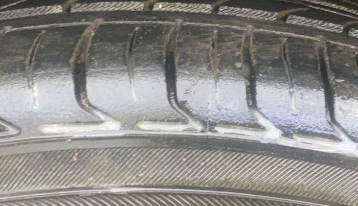 2015 Volkswagen Vento COMFORTLINE 1.6, Petrol, Manual, 45,326 km, Left Front Tyre Tread