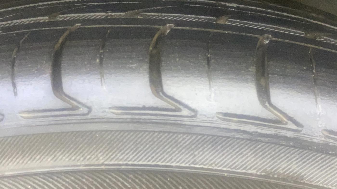 2015 Volkswagen Vento COMFORTLINE 1.6, Petrol, Manual, 45,335 km, Right Rear Tyre Tread
