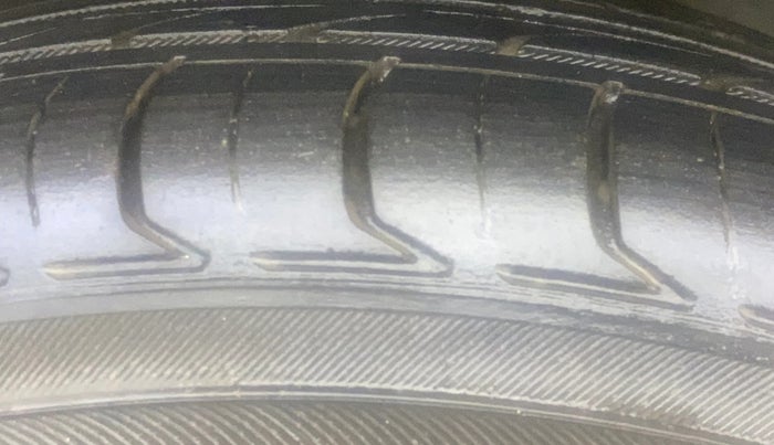 2015 Volkswagen Vento COMFORTLINE 1.6, Petrol, Manual, 45,326 km, Right Rear Tyre Tread