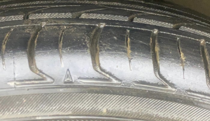 2015 Volkswagen Vento COMFORTLINE 1.6, Petrol, Manual, 45,326 km, Right Front Tyre Tread