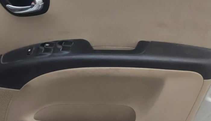 2014 Hyundai i10 SPORTZ 1.1, CNG, Manual, 99,114 km, Driver Side Door Panels Control