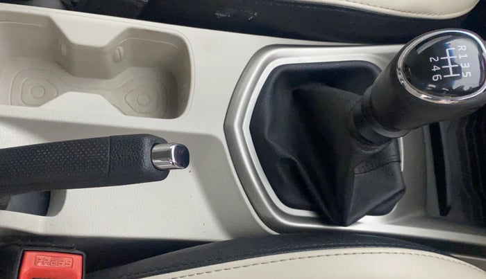 2021 Mahindra XUV300 W8 1.2 PETROL, Petrol, Manual, 80,378 km, Gear Lever