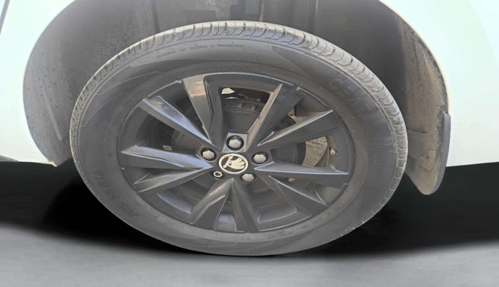 2024 Skoda SLAVIA AMBITION 1.0L TSI MT, Petrol, Manual, 18,401 km, Left Rear Wheel