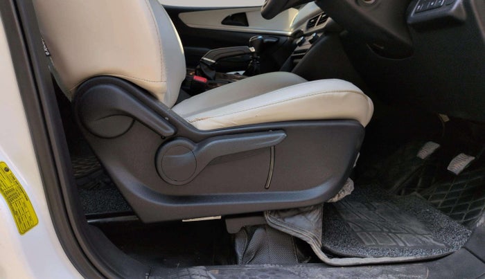 2022 Mahindra XUV700 AX 5 P MT 7 STR, Petrol, Manual, 41,024 km, Driver Side Adjustment Panel