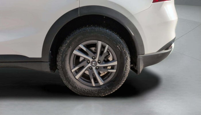 2022 Mahindra XUV700 AX 5 P MT 7 STR, Petrol, Manual, 41,024 km, Left Rear Wheel