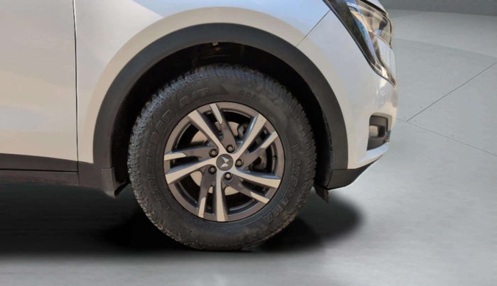 2022 Mahindra XUV700 AX 5 P MT 7 STR, Petrol, Manual, 41,024 km, Right Front Wheel