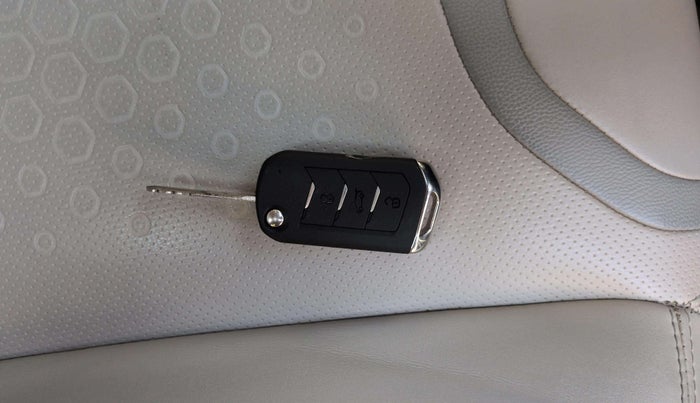 2022 Mahindra XUV700 AX 5 P MT 7 STR, Petrol, Manual, 41,024 km, Key Close Up