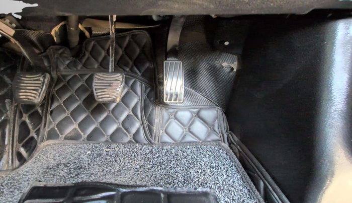 2022 Mahindra XUV700 AX 5 P MT 7 STR, Petrol, Manual, 41,024 km, Pedals