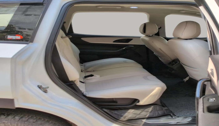 2022 Mahindra XUV700 AX 5 P MT 7 STR, Petrol, Manual, 41,024 km, Right Side Rear Door Cabin