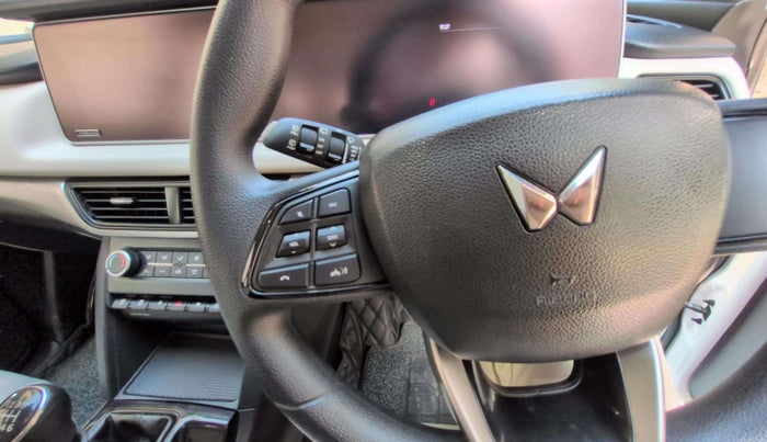 2022 Mahindra XUV700 AX 5 P MT 7 STR, Petrol, Manual, 41,024 km, Adaptive Cruise Control