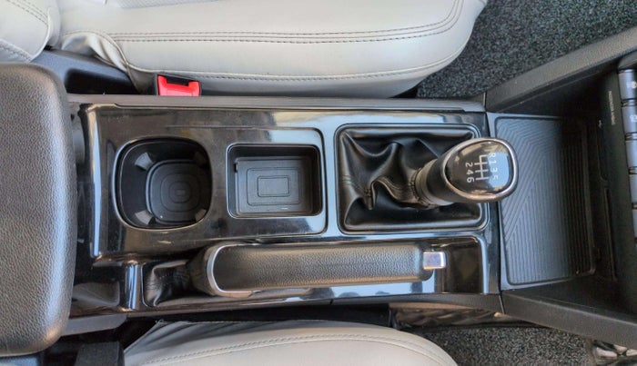 2022 Mahindra XUV700 AX 5 P MT 7 STR, Petrol, Manual, 41,024 km, Gear Lever