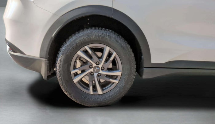 2022 Mahindra XUV700 AX 5 P MT 7 STR, Petrol, Manual, 41,024 km, Right Rear Wheel