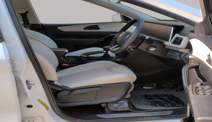 2022 Mahindra XUV700 AX 5 P MT 7 STR, Petrol, Manual, 41,024 km, Right Side Front Door Cabin