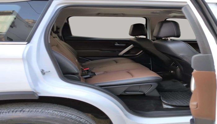 2024 Mahindra SCORPIO-N Z8 L PETROL AT 7 STR, Petrol, Automatic, 5,142 km, Right Side Rear Door Cabin