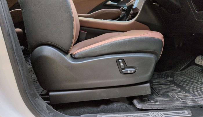 2024 MG HECTOR PLUS SAVVY PRO 1.5 TURBO CVT 6 STR, Petrol, Automatic, 3,244 km, Driver Side Adjustment Panel