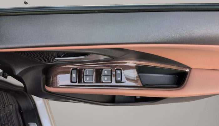 2024 MG HECTOR PLUS SAVVY PRO 1.5 TURBO CVT 6 STR, Petrol, Automatic, 3,244 km, Driver Side Door Panels Control