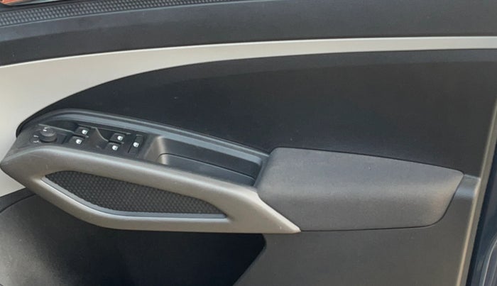 2025 Skoda KUSHAQ  Signature 1.0L TSI MT , Petrol, Manual, 4,742 km, Driver Side Door Panels Control