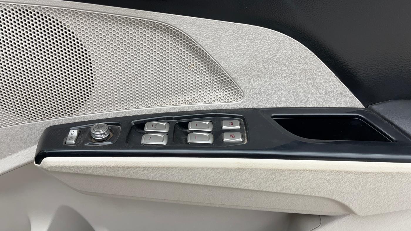 2019 Mahindra XUV300 W8 1.2 PETROL, Petrol, Manual, 44,463 km, Driver Side Door Panels Control