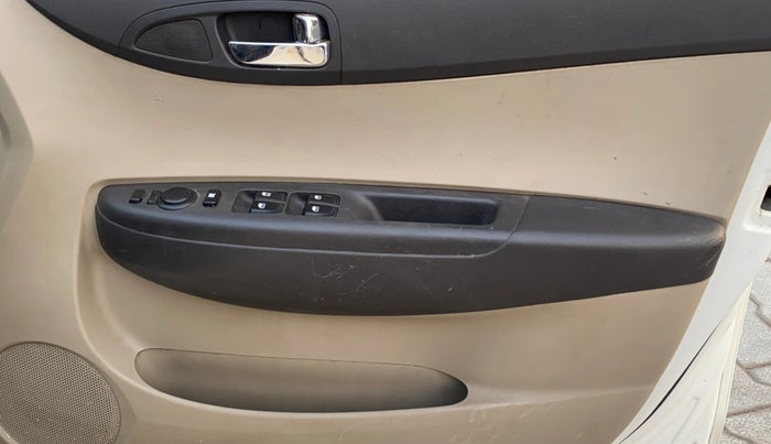 2014 Hyundai i20 MAGNA (O) 1.2, CNG, Manual, 1,16,327 km, Driver Side Door Panels Control