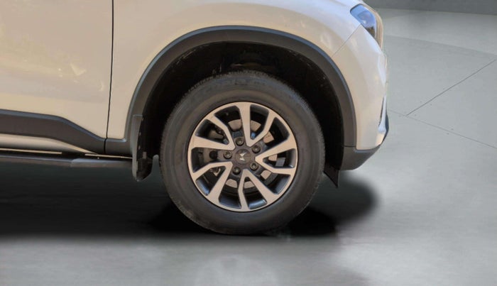 2022 Maruti XL6 ALPHA AT, Petrol, Automatic, 26,398 km, Right Front Wheel