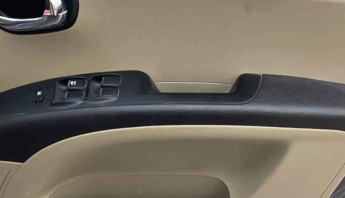 2015 Hyundai i10 SPORTZ 1.1, Petrol, Manual, 82,983 km, Driver Side Door Panels Control