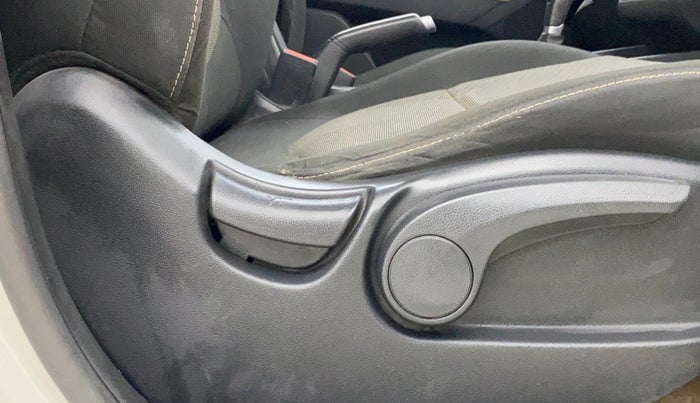 2017 Hyundai Creta SX PLUS AT 1.6 PETROL, CNG, Automatic, 1,17,634 km, Driver Side Adjustment Panel