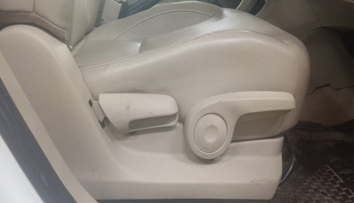 2017 Maruti Ciaz ZXI+, Petrol, Manual, 89,139 km, Driver Side Adjustment Panel