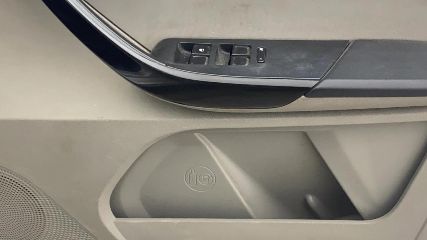 2018 Tata Tiago XT PETROL, Petrol, Manual, 1,28,118 km, Driver Side Door Panels Control