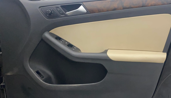 2015 Volkswagen Jetta HIGHLINE TDI AT, Diesel, Automatic, 1,35,517 km, Driver Side Door Panels Control