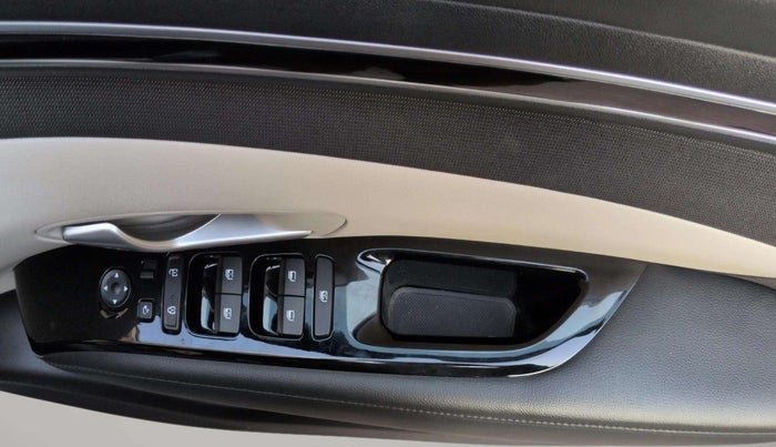 2024 Hyundai Tucson PLATINUM 2.0 AT PETROL, Petrol, Automatic, 14,376 km, Driver Side Door Panels Control